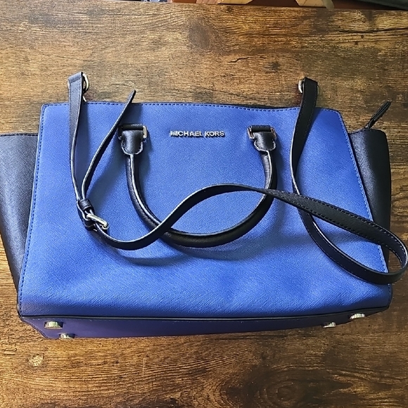 Michael Kors Handbags - Michael Kors Large Selma Bag